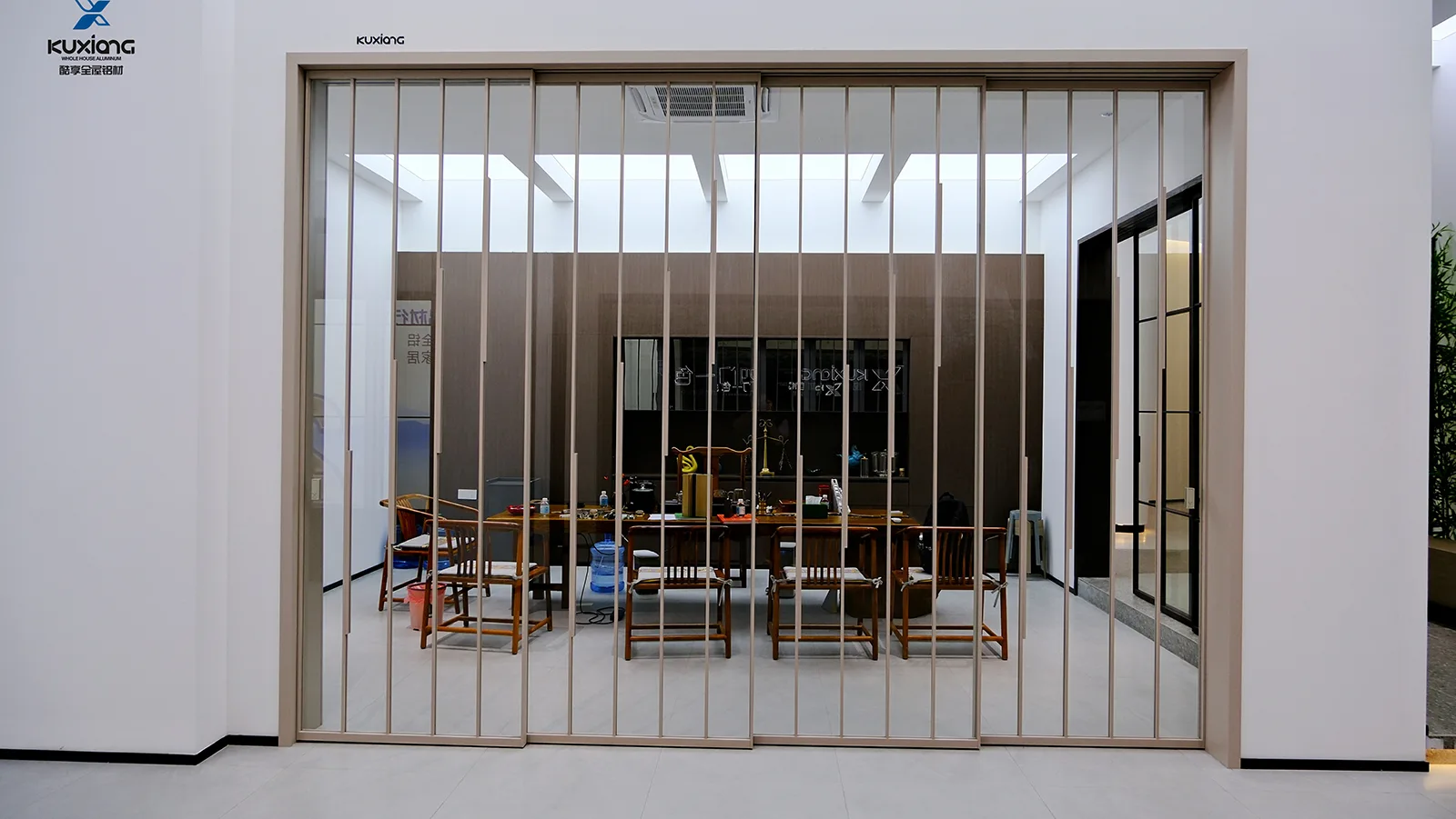 7. Showroom Perusahaan